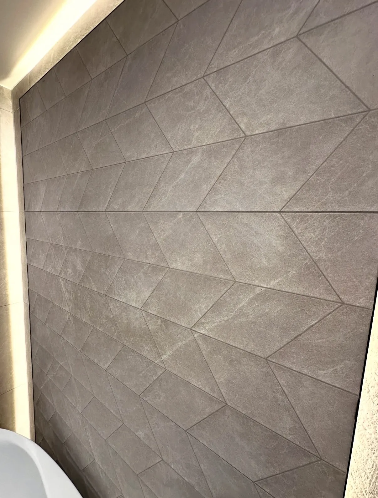 Detail geometrického obkladu s nepriamym osvetlením