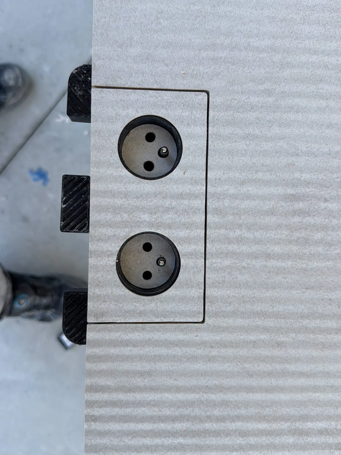 Detail vypínača vyrezaného v obklade